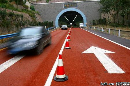 河南首条彩色高速公路亮相(组图)