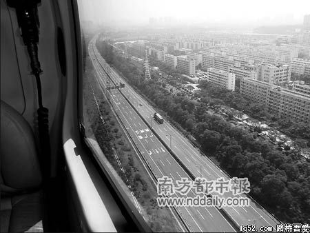 深圳警方首次启用直升机疏导交通(图)