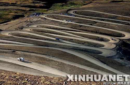攀登珠峰必经之路“珠峰公路”整修一新