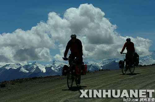 攀登珠峰必经之路“珠峰公路”整修一新