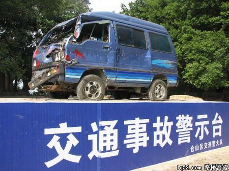 组图：交警设“车展”还原车祸现场警示司机