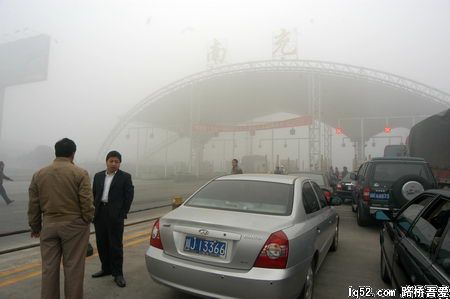 组图：大雾造成四川成南高速关闭10小时