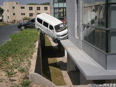 图文：面包车冲出公路悬在半空