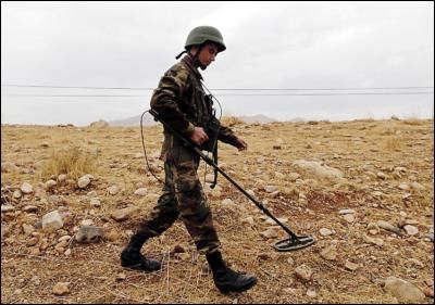 土耳其士兵在舍尔纳克的公路边扫雷