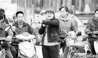 图文：30名企业老总街头同当交通协管员