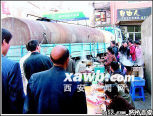 占道摊点死灰复燃马路市场阻碍交通(图)