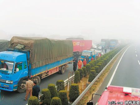 杭金衢高速大雾千辆车受阻9起追尾致1死7伤