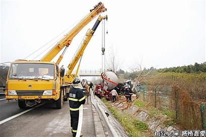 图文：丙酸槽车冲下高速公路
