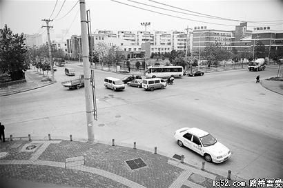 图文：十字路口已通车交通设施未设置
