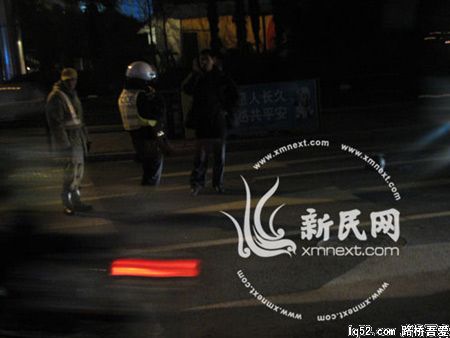 轿车与摩托车相撞车主互殴阻交通(组图)