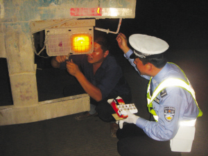 两小时逮70辆“黑尾”车