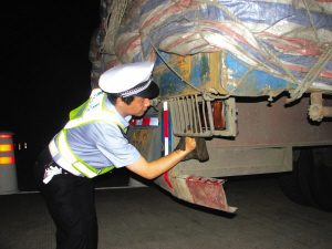 两小时逮70辆“黑尾”车