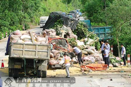 南北二级公路昨发生车祸造成3死2伤各方紧急救援