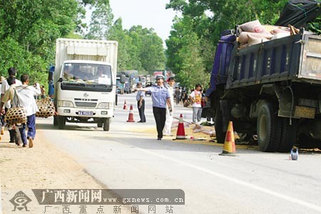 南北二级公路昨发生车祸造成3死2伤各方紧急救援