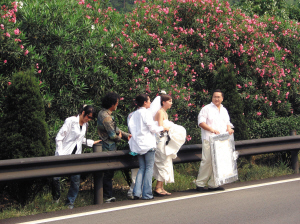 两对新人在高速公路中央摆POSE