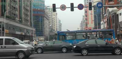 桥南立交通车市区路口为何堵？