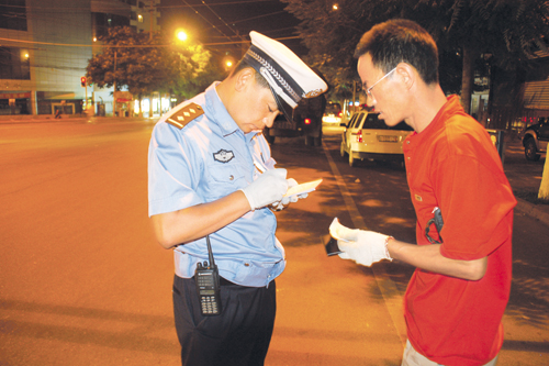 三百交警夜查城区交通