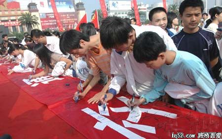 南昌数万市民争当绿色出行者(图)