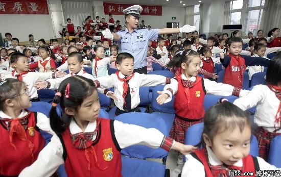 图文：重庆：交通安全宣传进校园