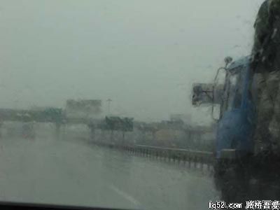 浙江台州大雨倾盆风力已达十级(组图)