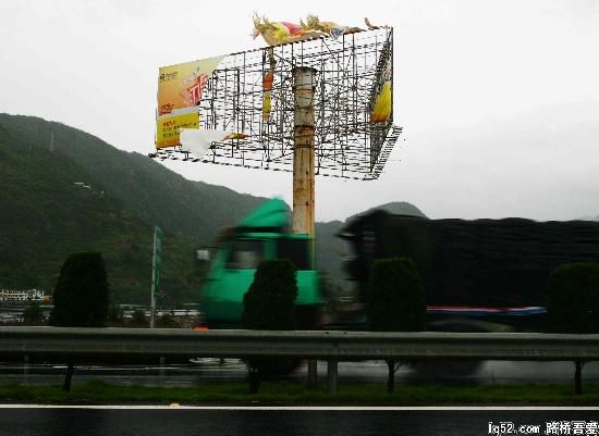 图文：福宁高速公路上广告牌被风吹得支离破碎