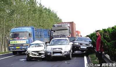 奥迪轿车高速路上抢行被挤悬空(图)