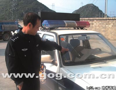 男子邀来打手拦截警车打警察(图)