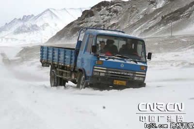 新藏公路被大雪阻断武警紧急救援(图)