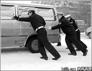 千余交警上街疏导交通(图)