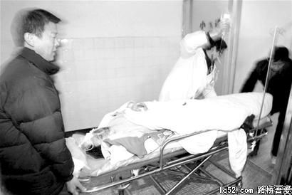 图文：大客车翻下公路，7死43伤