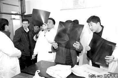 图文：大客车翻下公路，7死43伤