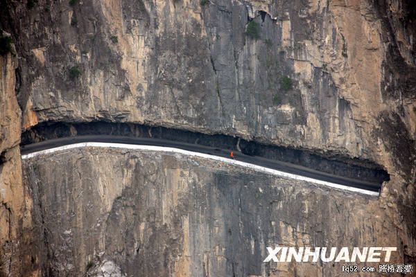 太行山“挂壁公路”[组图]-1.jpg