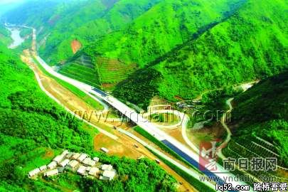 巨龙舞动红河——蒙新高速公路建设纪实