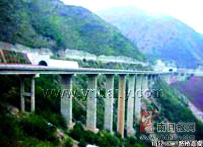 巨龙舞动红河——蒙新高速公路建设纪实