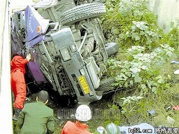 老人横穿公路大货车避让坠下桥坎