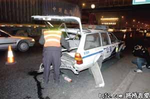 出租车冲入货车检查站撞伤交警协管员
