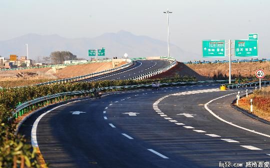 组图：二连浩特至广州高速河南段全线通车