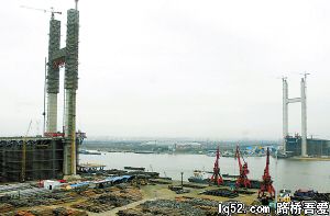 闵浦大桥浦西主塔封顶