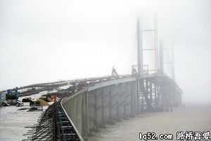 上海长江隧桥携手相连