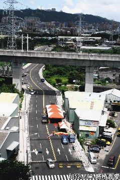 台北县新建公路1340米花10亿有人质疑:贵在哪