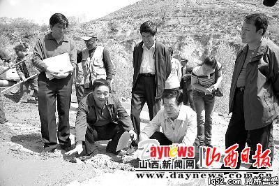 宁武县县长检查工程质量（图）